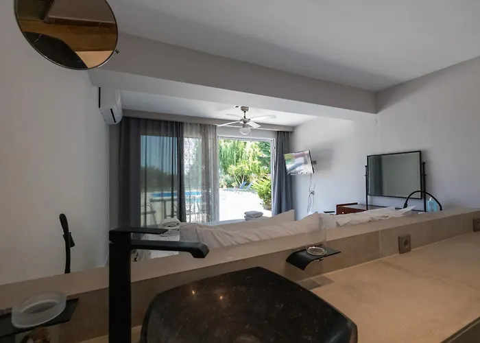 Gyra Villas *