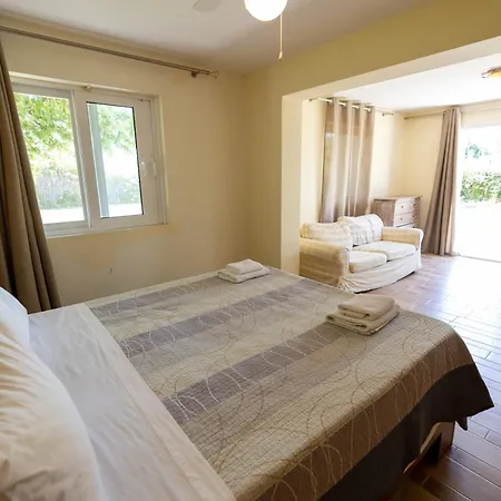 Gyra Villas - Villa Adonis With Private Pool Vilă